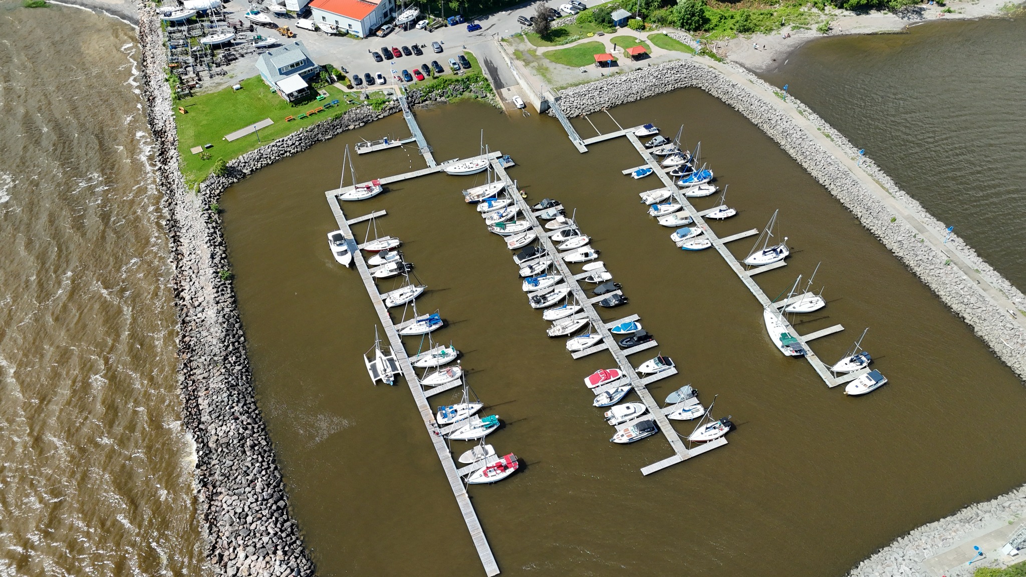 Vue aérienne de la Marina de Neuville et de ses quais